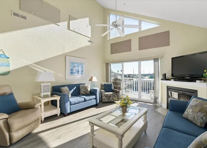 Spacious 3 Bedroom Bayside In Sunset With Outdoor Pool!