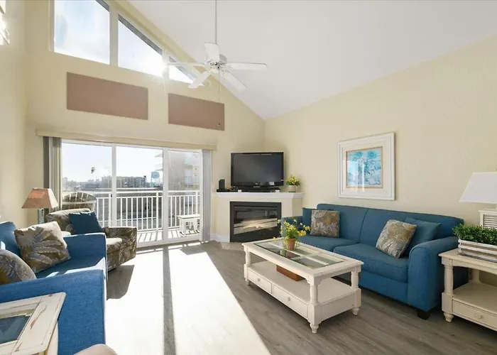 Spacious 3 Bedroom Bayside In Sunset With Outdoor Pool! *