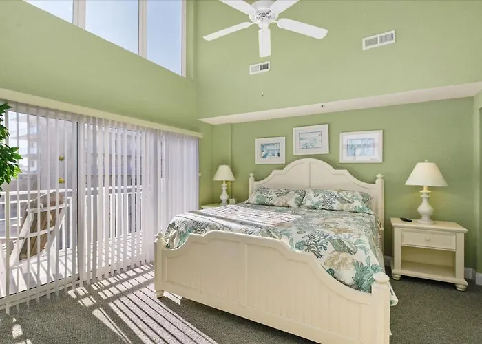 Spacious 3 Bedroom Bayside In Sunset With Outdoor Pool! *