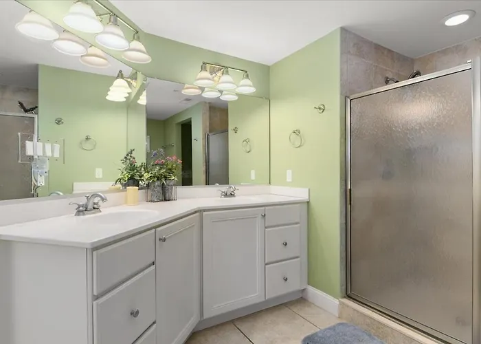 Spacious 3 Bedroom Bayside In Sunset With Outdoor Pool! *