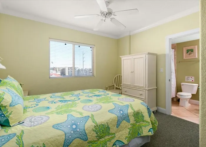 Spacious 3 Bedroom Bayside In Sunset With Outdoor Pool! *