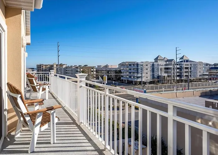 Spacious 3 Bedroom Bayside In Sunset With Outdoor Pool!