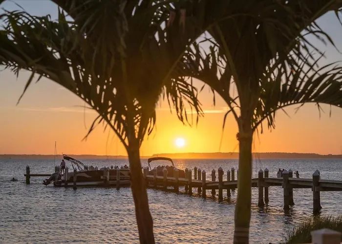 Spacious 3 Bedroom Bayside In Sunset With Outdoor Pool! *