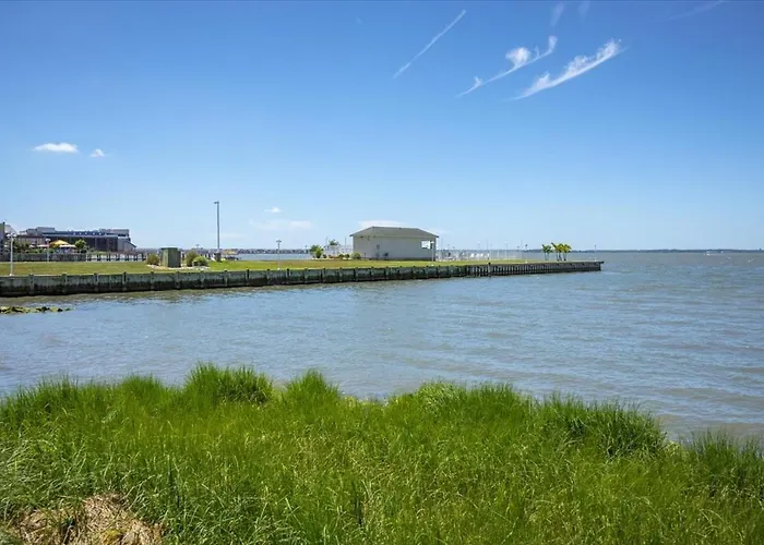 Spacious 3 Bedroom Bayside In Sunset With Outdoor Pool! *