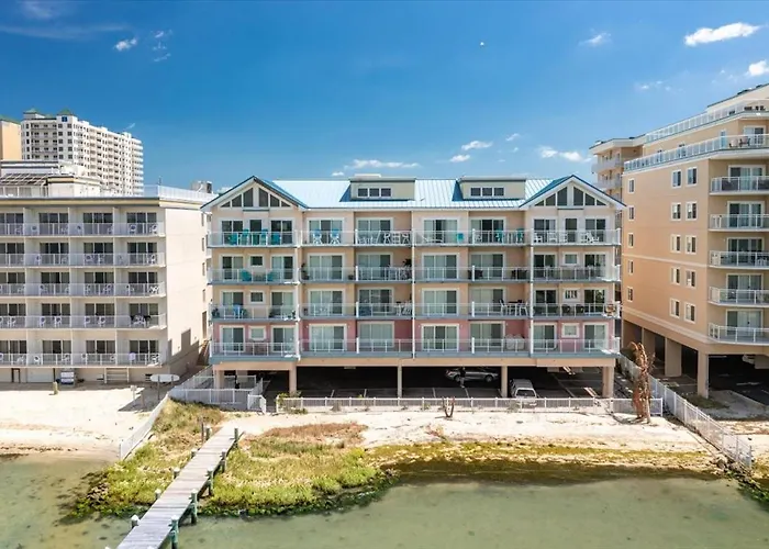 Spacious 3 Bedroom Bayside In Sunset With Outdoor Pool! *